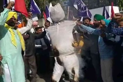 Punjab News: आप विधायक के घर के आगे धरना प्रदर्शन, सरकार के खिलाफ की नारेबाजी