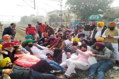 जालंधर में कई जगहों पर रोकी गई रेल, पटरी पर लेट गए अकाली दल के नेता, इंजन पर चढ़ गए किसान