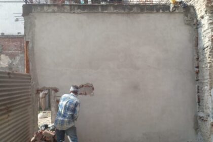 Jalandhar News: कालोनाइजर यश खन्ना की 15 अवैध दुकानों पर चले हथौड़े, निगम टीम ने पिलर और छत तोड़े, प्रकाश आईसक्रीम को नोटिस जारी