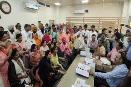 पंजाब: नगर निगम में हंगामा, मेयर के खिलाफ एकजुट हुए कांग्रेस पार्षद, कमिश्नर के सामने अविश्वास प्रस्ताव पेश