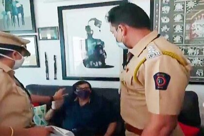 Republic TV के संपादक अर्नब गोस्वामी गिरफ्तार, घर में घुसकर मुंबई पुलिस ने की मारपीट