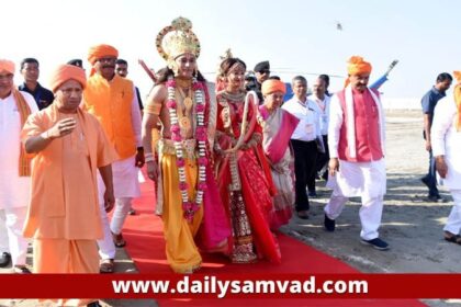 Ayodhya Deepotsav: पुष्पक विमान से अयोध्या पहुंचे राम, सीता और लक्ष्मण, सीएम योगी, राज्यपाल और डिप्टी सीएम ने किया भव्य स्वागत