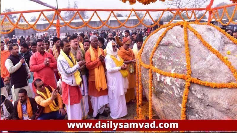 Ayodhya: अयोध्या में ट्रस्ट को सौंपी गईं शालिग्राम शिलाएं, 51 वैदिक आचार्यों ने विधि विधान से किया पूजन-अर्चन