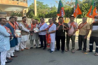 Jalandhar By Poll: राकेश राठौर, रमन पब्बी ने अटवाल के पक्ष मे बूथ कार्यकर्ताओं के साथ डोर टू डोर साधा संपर्क