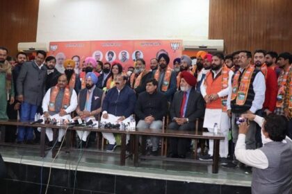 Punjab Election: पंजाब की मशहूर फिल्म अदाकारा के पिता समेत कई कांग्रेसी नेता BJP में शामिल