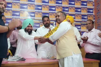Jalandhar By Poll: पंजाब के विभिन्न राजनीतिक दलों के दर्जनों नेता समर्थकों के साथ 'आप' में शामिल