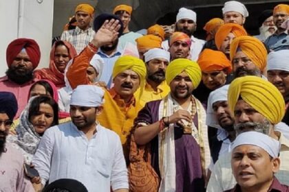 Bageshwar Dham: बागेश्वर धाम के बाबा धीरेंद्र शास्त्री पहुंचे पंजाब, श्री हरमंदिर साहिब में हुए नतमस्तक