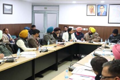 Punjab News: निकाय मंत्री बलकार सिंह ने अफसरों के साथ की मीटिंग, कहा - कामों में तेजी लाएं