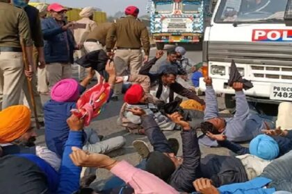 पंजाब: बेरोजगार शिक्षकों पर पुलिस ने किया लाठीचार्ज, धक्कामुक्की में कईयों की पगड़ियां उतरी