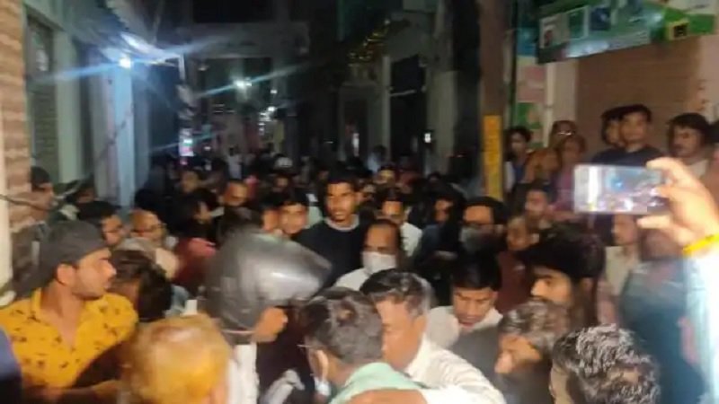 भाजपा नेता को पकड़ने आई बंगाल पुलिस को लोगों ने बनाया बंधक, जमकर पीटा, स्थानीय पुलिस ने किसी तरह छुड़ाया