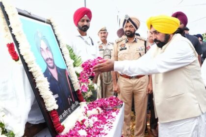 Punjab News: मुख्यमंत्री मान ने अनंतनाग में शहीद हुए दो बहादुर जवानों के वारिसों को वित्तीय सहायता के तौर पर एक- एक करोड़ रुपए के चैक सौंपे