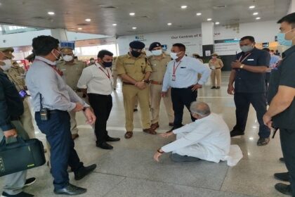 लखीमपुर खीरी बवाल: छत्तीसगढ़ के CM भूपेश बघेल ने एयरपोर्ट पर ही लगा दिया धरना, प्रियंका गाधी अभी भी पुलिस हिरासत में
