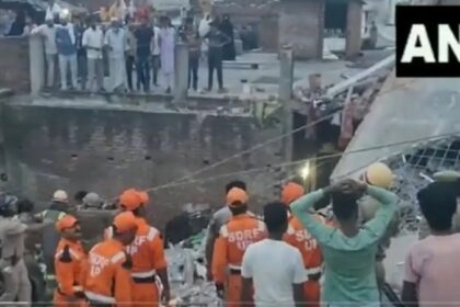 Crime News: तीन मंजिला इमारत ढही, मलबे में दबे कई लोग, 2 लोगों की मौत, रेस्क्यू ऑपरेशन जारी