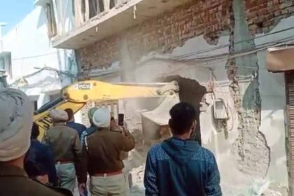 Jalandhar News: जालंधर वेस्ट हलके में चला नगर निगम का बुलडोजर, भारी विरोध के बीच अवैध इमारत ध्वस्त
