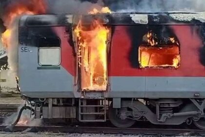 Burning Train बनी सुपरफास्ट एक्सप्रेस, AC कोच में लगी आग, यात्रियों ने खिड़की से लगाई छलांग, देखें VIDEO