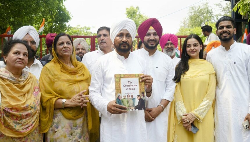 Jalandhar News: कांग्रेस के चरणजीत सिंह चन्नी ने दाखिल किया नामांकन पत्र, भाजपा के नेताओं पर लगाए सनसनीखेज आरोप