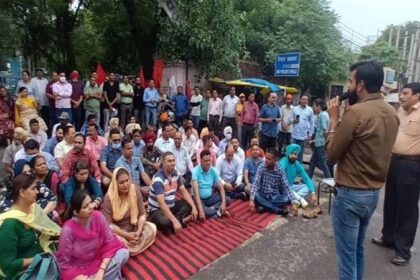 जालंधर: सिविल सर्जन दफ्तर में भारी हंगामा, मुलाजिमों ने मुख्य द्वार पर लगाया ताला, इंट्री बंद, जाने वजह
