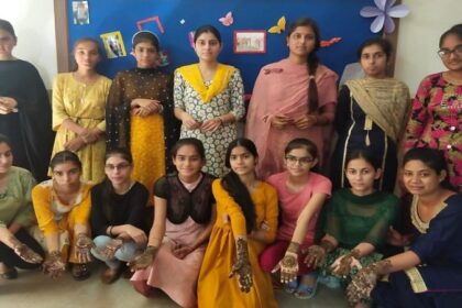 करवाचौथ पर डिप्स कालेज में करवाई गई मेहंदी प्रतियोगिता