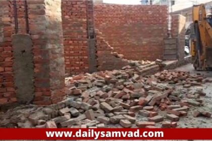 Jalandhar News: नगर निगम की टीम ने अवैध कालोनी पर चलाई डिच, दुकानें भी गिराई