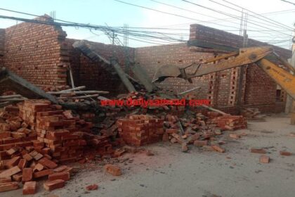 जालंधर: मिट्ठापुर में पंजाब पैलेस के सामने बनी अवैध मार्केट पर चली डिच, 6 दुकानें ध्वस्त, MTP मेहरबान सिंह बोले- आपरेशन डिमोलेशन शुरू, 35 से ज्यादा अवैध निर्माणों पर होगी कार्रवाई