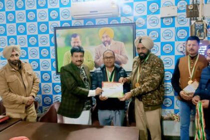 Jalandhar News: जालंधर के दीनानाथ प्रधान को पंजाब सरकार ने प्रदान किया 'विशिष्ट सेवा' सम्मान, MLA रमन अरोड़ा ने किया सम्मानित