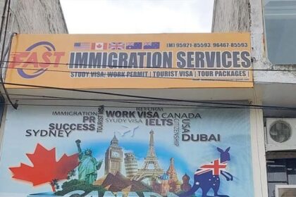 Jalandhar News: जालंधर में थाना-7 की पुलिस ठग ट्रैवल एजैंटों पर है मेहरबान, शिकायत के बाद भी SHO बिना लाइसैंस के चल रहे इमीग्रेशन सैंटरों पर नहीं कर रहे कार्रवाई, छोटी बारादरी में जमकर हंगामा