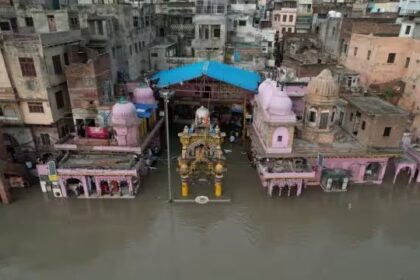Weather Update: मथुरा-वृंदावन जाने का प्लान है तो मत जाएं, यमुना ने मचाया है हाहाकार, परिक्रमा मार्ग पर चल रही है नाव, जिला प्रशासन ने जारी की अपील
