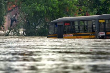 Weather Update Live: दिल्ली में हैवी व्हीकल्स की No Entry, जल प्रलय जैसे हालात, पंजाब के कई जिलों में अलर्ट, कल जालंधर आएंगे CM मान