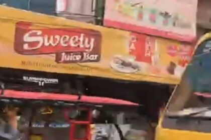 Jalandhar News: बिच्छू के बाद Sweety Juice Bar के जूस में अब निकला काकरोच, भारी हंगामा, देखें VIDEO