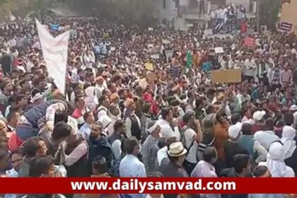 Old Pension Scheme: पुरानी पैंशन बहाली को लेकर जमकर बवाल, पुलिस ने सरकारी मुलाजिमों को दौड़ा-दौड़ा कर पीटा, देखें तस्वीरें