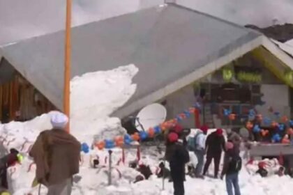 Hemkunt Sahib Yatra: श्री हेमकुंड साहिब यात्रा आज से शुरू, आर्मी के जवानों ने श्रद्धालुओं पर बरसाए फूल