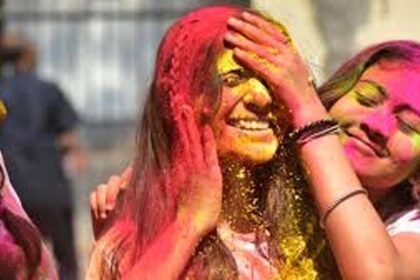 Holi Wishes in Hindi: आज है होली, अपने दोस्तों को भेजिए होली की शुभकामनाएं