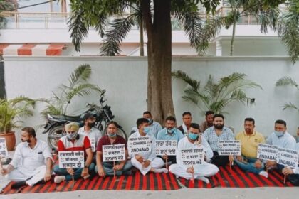 जालंधर में कांग्रेसी वर्करों में अपने ही सांसद संतोख चौधरी के प्रति जबरदस्त गुस्सा, कार्यकर्ताओं ने घर घेरा, नारेबाजी