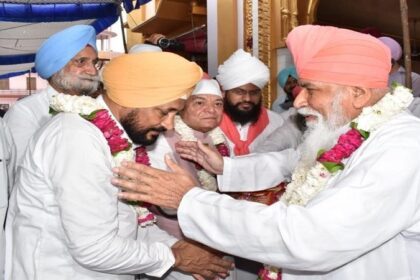 मुख्यमंत्री चन्नी ने डेरा सच्चखंड बल्लां में माथा टेका, कहा - जालंधर में 101 एकड़ ज़मीन में श्री गुरु रविदास चेयर स्थापित होगी