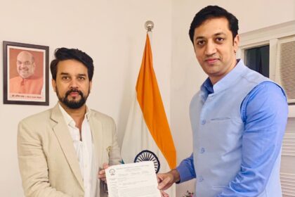 रायजादा हंसराज बैडमिंटन स्टेडियम में SAI सेंटर खोलने के लिए रितिन खन्ना ने केंद्रीय खेल मंत्री अनुराग ठाकुर को सौंपा पत्र