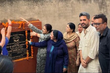 विधायक बाबा हेनरी ने मथुरा नगर में कंक्रीट सड़कों का किया उद्घाटन, लोगों ने एमएलए हेनरी और पार्षद दीपक शारदा का तहेदिल से किया धन्यवाद