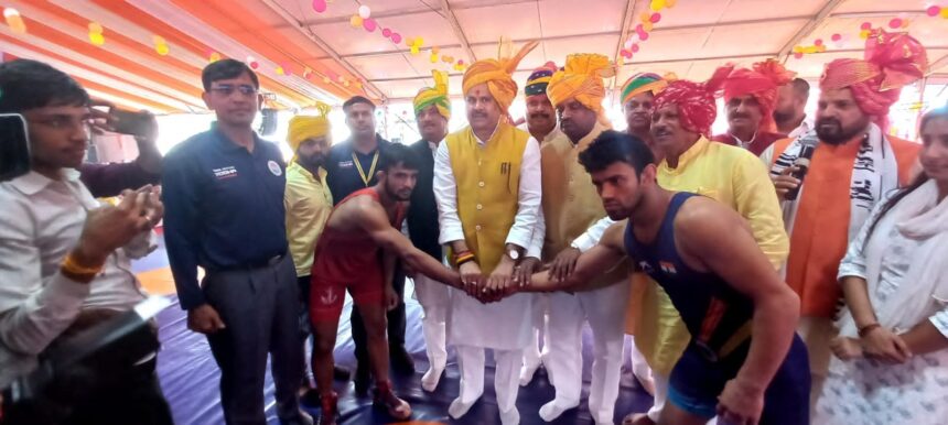 नंदिनी में नेशनल कुश्ती चैंपियनशिप का शानदार आगाज, वरिष्ठ मंत्री महेंद्र सिंह ने किया शुभारंभ, कहा- योगी सरकार गांव - गांव बनवा रही खेल मैदान