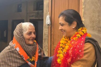 जालंधर नॉर्थ हलका: भाजपा प्रत्याशी केडी भंडारी की बेटी सन्ध्या पुरी को अपने बीच देखकर महिलाओं ने लगाया गले, कहा - भंडारी को जिताएंगे, कांग्रेस को हराएंगे