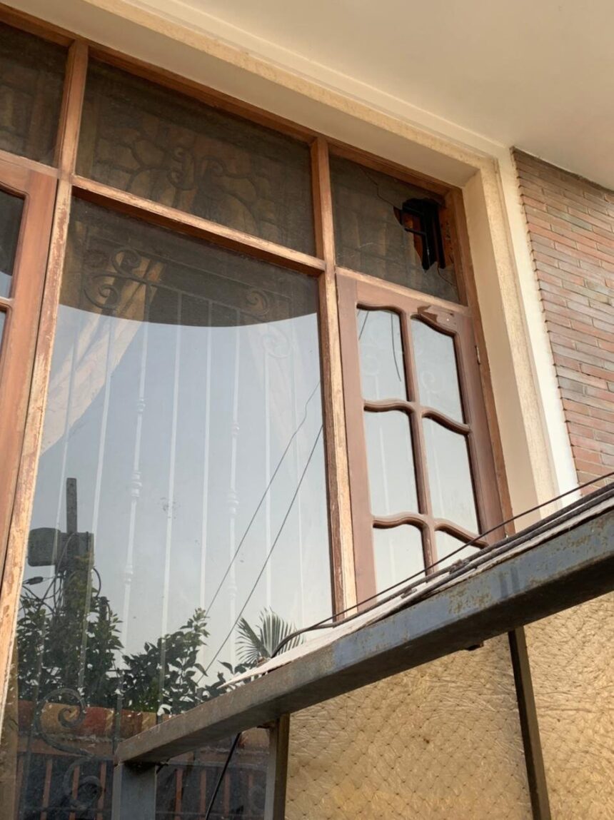 जालंधर में गुंडागर्दी, भाजपा प्रत्याशी के घर पर हमला, घर के शीशे तोड़े, बाहर खड़ी गाड़ियों को भी तोड़ा, देखें तस्वीरें