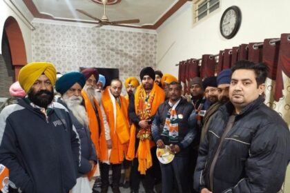 जालंधर सेंट्रल: गुरु नानक पुरा वेस्ट में कांग्रेस प्रत्याशी व विधायक राजेंद्र बेरी का डोर टू डोर अभियान, जगह-जगह हुआ सम्मान