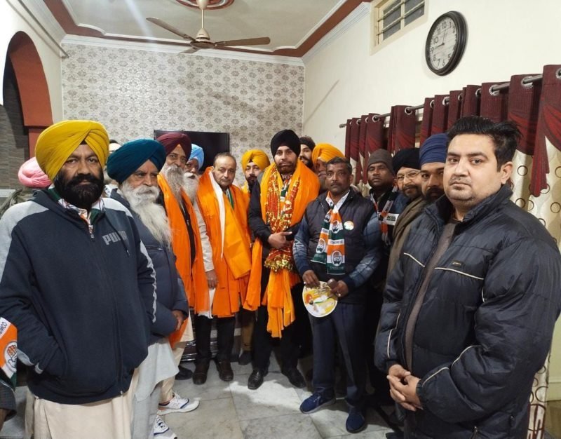 जालंधर सेंट्रल: गुरु नानक पुरा वेस्ट में कांग्रेस प्रत्याशी व विधायक राजेंद्र बेरी का डोर टू डोर अभियान, जगह-जगह हुआ सम्मान