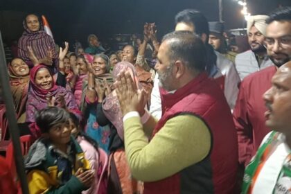 जालंधर वेस्ट: कटहरा मोहल्ला में पहुंची स्टार प्रचारक सांसद रंजीत रंजन ने मांगे सुशील रिंकू के लिए वोट, कहा- आपने सुशील रिंकू को पहले पार्षद से विधायक बनाया और अब मंत्री बनाने की तरफ बढ़ाओ