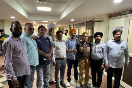 जालंधर: निगम कमिश्नर से मिले पार्षद और नेता, बोले- किसी को नहीं देंगे रिश्वत, सरकारी फीस जमा करवाने को लोग तैयार