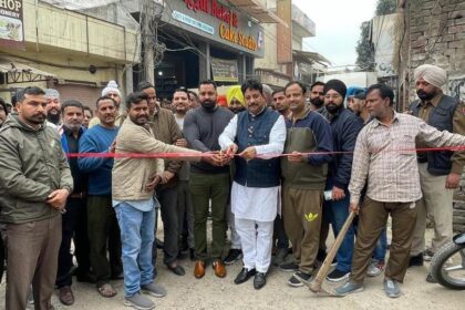Jalandhar News: विधायक रमन अरोड़ा ने वार्ड नंबर 56 की दुर्गा मंदिर रोड़, अजीत नगर की सड़क निर्माण कार्य का किया शुभारंभ