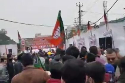 जालंधर के श्रीराम चौक पर BJP नेताओं के प्रदर्शन को रोकने पहुंचे किसान, पुलिस बैरिकेड्स तोड़े, माहौल तनावपूर्ण, देखें Live