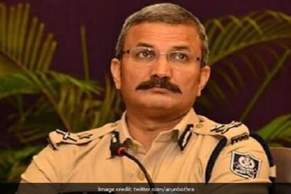 एयरपोर्ट पर IPS अफसर के बैग की हुई जांच, बैग खुलते ही दंग रह गए अफसर