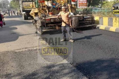 Jalandhar News: रोड निर्माण में जकमर धांधली, मौके पर न तो निगम का इंजीनियर न ही कोई साफ सफाई, मिट्टी में बिछाई जा रही है लुक-बजरी