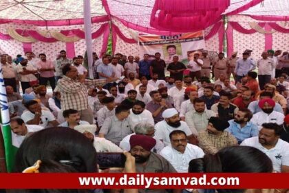 Jalandhar News: जालंधर में कांग्रेसी नेताओं ने डीसी दफ्तर के बाहर किया जमकर हंगामा