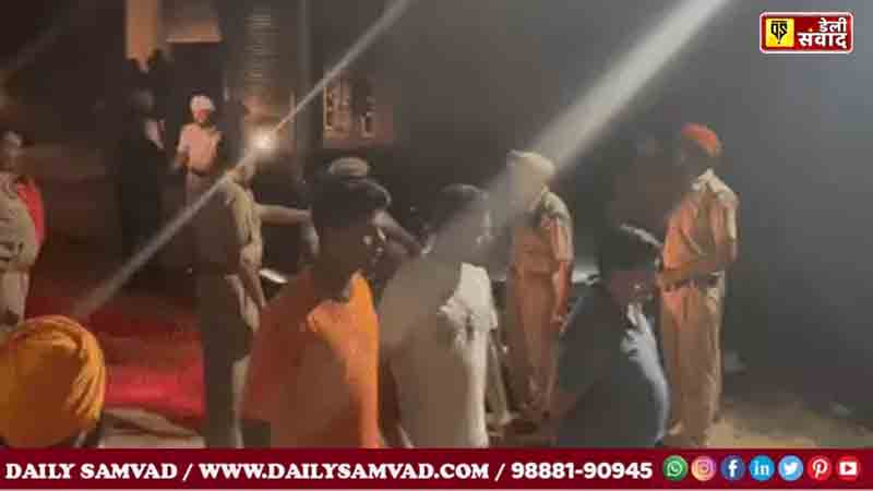 मंदिर के बाहर एकजुट हुए लोग