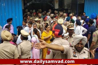 Jalandhar News: जालंधर में धार्मिक स्थान के प्रबंधन को लेकर दो गुटों में हंगामा, मौके पर भारी संख्या में पुलिस बल तैनात
